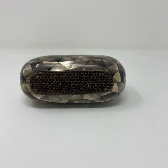 Mother of pearl seashell clutch - Picture 3 of 6